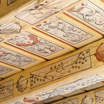 Hotel U Zlatého Stromu má ručně malované dřevěné stropy 