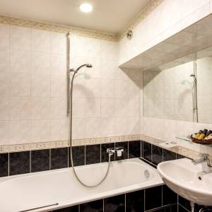 bathroom_with_tub_double_room_u_zlateho_stromu_prague_original